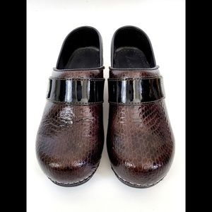 Koi by Sanita Brown Black Faux Reptile Clogs 6.5